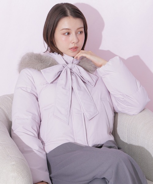 JILL by JILL STUART（ジルバイジルスチュアート）の「【WEB限定カラーあり】フェイクファー付きリボンショートダウン（ダウンジャケット/コート・レディース・ブラック/ホワイト/ブラウン系その他/グレー/ピンク・SMALL/MEDIUM）」の22枚目の写真