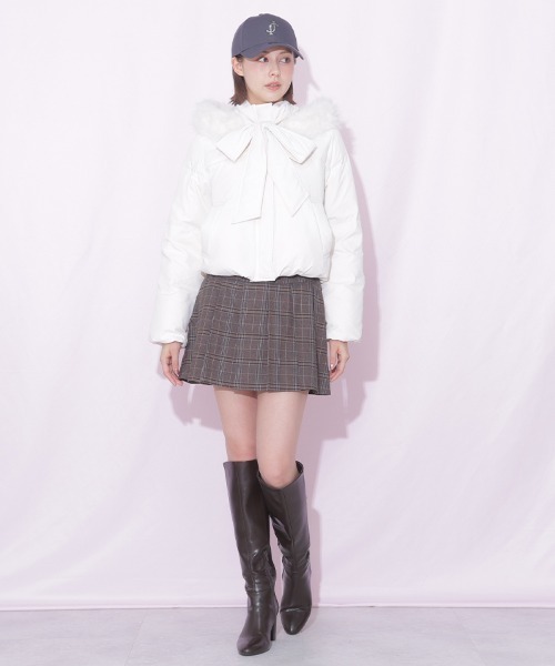 JILL by JILL STUART（ジルバイジルスチュアート）の「【WEB限定カラーあり】フェイクファー付きリボンショートダウン（ダウンジャケット/コート・レディース・ブラック/ホワイト/ブラウン系その他/グレー/ピンク・SMALL/MEDIUM）」の18枚目の写真