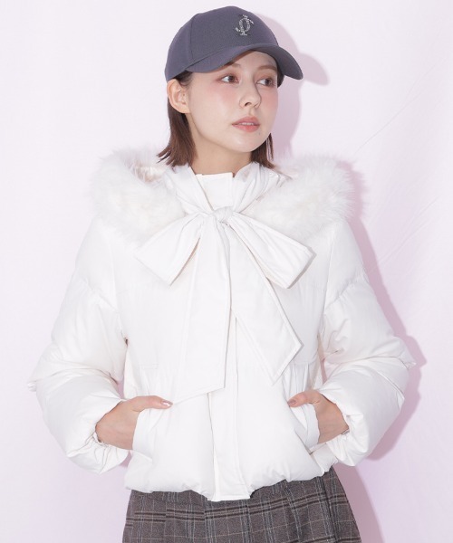 JILL by JILL STUART（ジルバイジルスチュアート）の「【WEB限定カラーあり】フェイクファー付きリボンショートダウン（ダウンジャケット/コート・レディース・ブラック/ホワイト/ブラウン系その他/グレー/ピンク・SMALL/MEDIUM）」の10枚目の写真