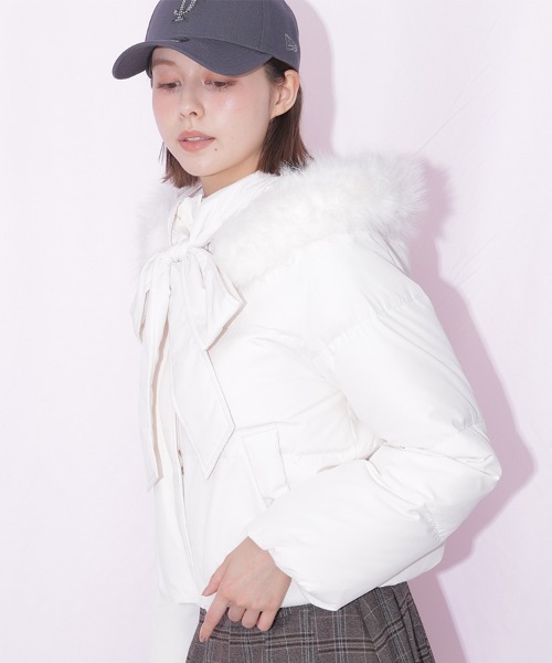 JILL by JILL STUART（ジルバイジルスチュアート）の「【WEB限定カラーあり】フェイクファー付きリボンショートダウン（ダウンジャケット/コート・レディース・ブラック/ホワイト/ブラウン系その他/グレー/ピンク・SMALL/MEDIUM）」の16枚目の写真