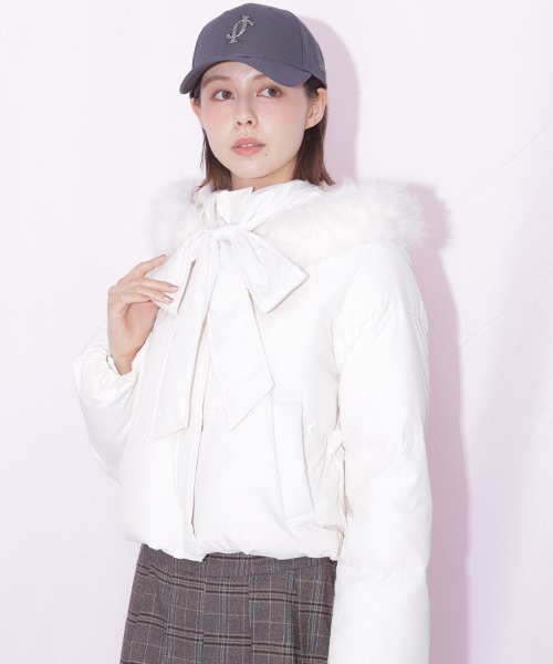 JILL by JILL STUART（ジルバイジルスチュアート）の「【WEB限定カラーあり】フェイクファー付きリボンショートダウン（ダウンジャケット/コート・レディース・ブラック/ホワイト/ブラウン系その他/グレー/ピンク・SMALL/MEDIUM）」の13枚目の写真