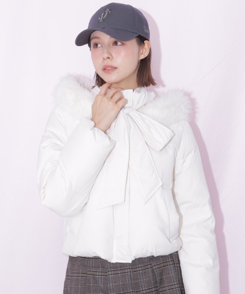 JILL by JILL STUART（ジルバイジルスチュアート）の「【WEB限定カラーあり】フェイクファー付きリボンショートダウン（ダウンジャケット/コート・レディース・ブラック/ホワイト/ブラウン系その他/グレー/ピンク・SMALL/MEDIUM）」の11枚目の写真