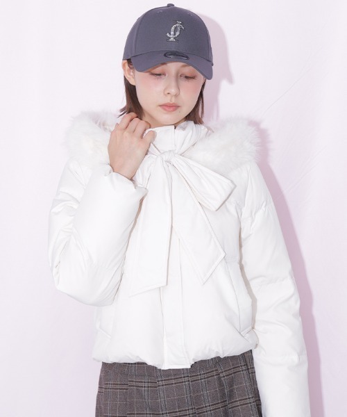 JILL by JILL STUART（ジルバイジルスチュアート）の「【WEB限定カラーあり】フェイクファー付きリボンショートダウン（ダウンジャケット/コート・レディース・ブラック/ホワイト/ブラウン系その他/グレー/ピンク・SMALL/MEDIUM）」の12枚目の写真