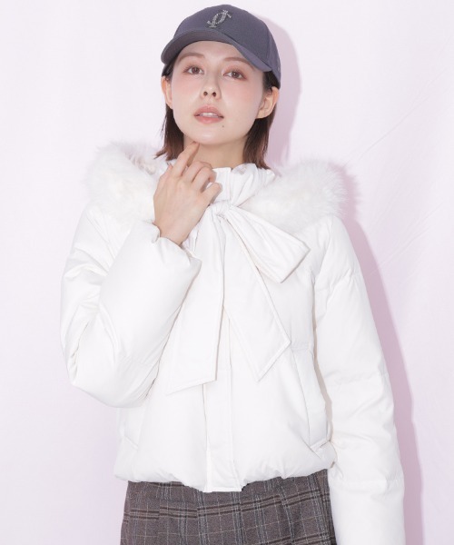 JILL by JILL STUART（ジルバイジルスチュアート）の「【WEB限定カラーあり】フェイクファー付きリボンショートダウン（ダウンジャケット/コート・レディース・ブラック/ホワイト/ブラウン系その他/グレー/ピンク・SMALL/MEDIUM）」の9枚目の写真