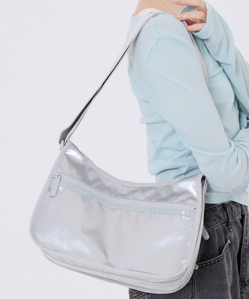 LeSportsac(レスポートサック)の「CLASSIC HOBO フロストシルバーシャイン(ショルダーバッグ・レディース・シルバー・FREE)」の2枚目の写真