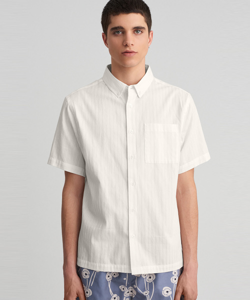 Saturdays NYC（サタデーズ ニューヨークシティ ）の「Bruce Stripe Button Down Shirt（シャツ/ブラウス・メンズ・ホワイト/ネイビー・X-SMALL/S/M/L/X-LARGE）」の2枚目の写真