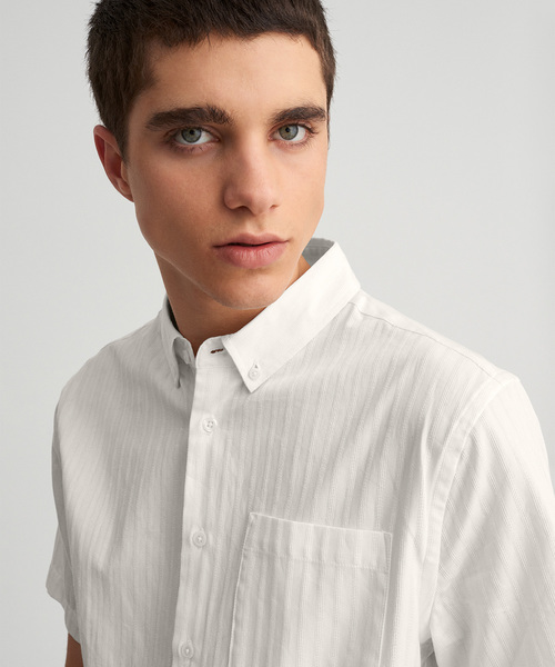 Saturdays NYC（サタデーズ ニューヨークシティ ）の「Bruce Stripe Button Down Shirt（シャツ/ブラウス・メンズ・ホワイト/ネイビー・X-SMALL/S/M/L/X-LARGE）」の3枚目の写真