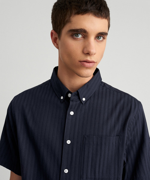 Saturdays NYC（サタデーズ ニューヨークシティ ）の「Bruce Stripe Button Down Shirt（シャツ/ブラウス・メンズ・ホワイト/ネイビー・X-SMALL/S/M/L/X-LARGE）」の6枚目の写真