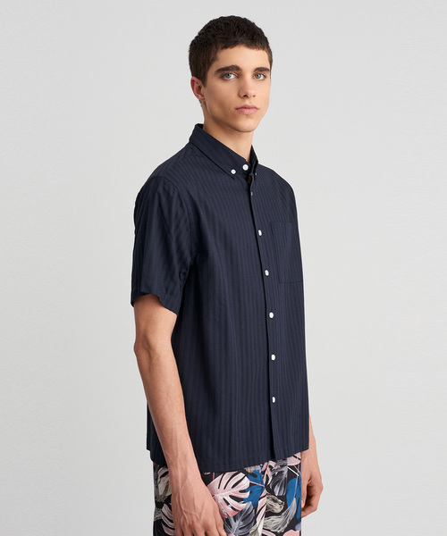 Saturdays NYC（サタデーズ ニューヨークシティ ）の「Bruce Stripe Button Down Shirt（シャツ/ブラウス・メンズ・ホワイト/ネイビー・X-SMALL/S/M/L/X-LARGE）」の8枚目の写真