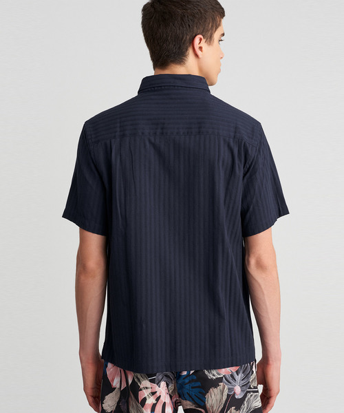 Saturdays NYC（サタデーズ ニューヨークシティ ）の「Bruce Stripe Button Down Shirt（シャツ/ブラウス・メンズ・ホワイト/ネイビー・X-SMALL/S/M/L/X-LARGE）」の5枚目の写真