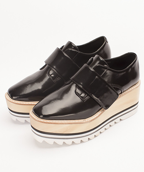 Jeffrey Campbell（ジェフリーキャンベル）の「シャークソールフロントベルトシューズ（その他シューズ・レディース・ブラック・38/36/37/39/35）」の2枚目の写真