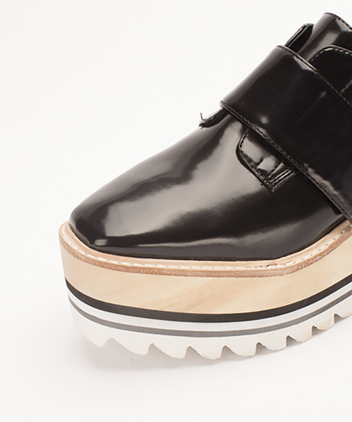 Jeffrey Campbell（ジェフリーキャンベル）の「シャークソールフロントベルトシューズ（その他シューズ・レディース・ブラック・38/36/37/39/35）」の3枚目の写真