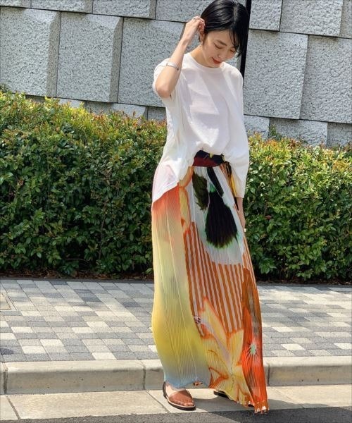 ADAM ET ROPE'(アダムエロペ)の「コクーンフレアトップス(Tシャツ/カットソー・レディース・ホワイト/チャコールグレー/ベージュ・FREE)」の6枚目の写真