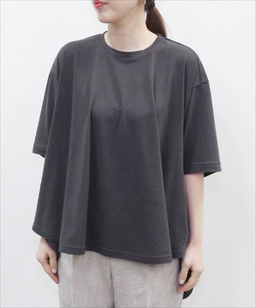 ADAM ET ROPE'(アダムエロペ)の「コクーンフレアトップス(Tシャツ/カットソー・レディース・ホワイト/チャコールグレー/ベージュ・FREE)」の7枚目の写真