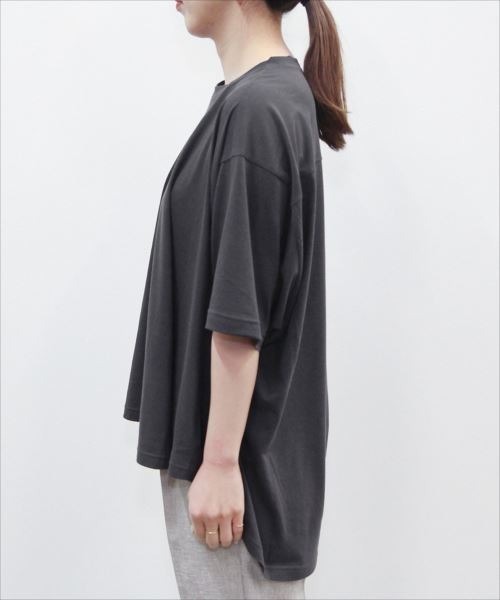 ADAM ET ROPE'(アダムエロペ)の「コクーンフレアトップス(Tシャツ/カットソー・レディース・ホワイト/チャコールグレー/ベージュ・FREE)」の8枚目の写真