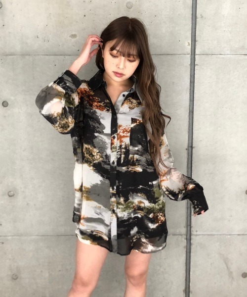 ENVYM（アンビー）の「アートプリントルーズＳＨ（シャツ/ブラウス・レディース・ブラック/マルチ・FREE）」の7枚目の写真