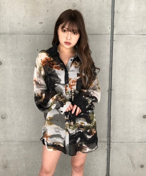 ENVYM（アンビー）の「アートプリントルーズＳＨ（シャツ/ブラウス・レディース・ブラック/マルチ・FREE）」の5枚目の写真