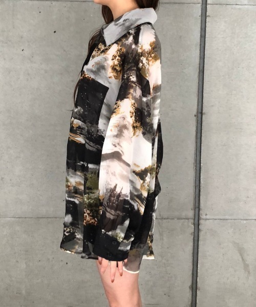ENVYM（アンビー）の「アートプリントルーズＳＨ（シャツ/ブラウス・レディース・ブラック/マルチ・FREE）」の12枚目の写真