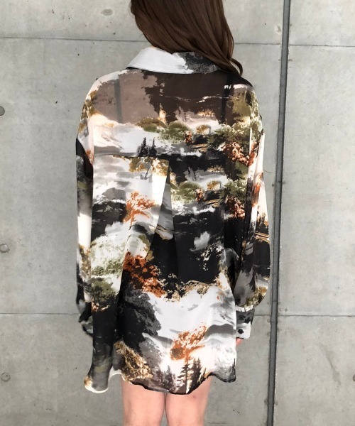 ENVYM（アンビー）の「アートプリントルーズＳＨ（シャツ/ブラウス・レディース・ブラック/マルチ・FREE）」の4枚目の写真