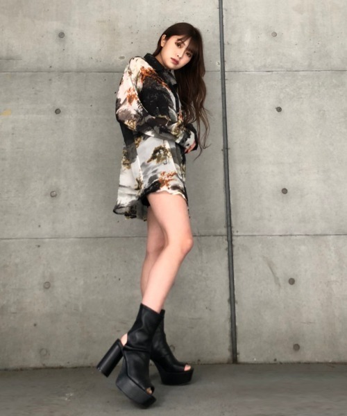 ENVYM（アンビー）の「アートプリントルーズＳＨ（シャツ/ブラウス・レディース・ブラック/マルチ・FREE）」の10枚目の写真