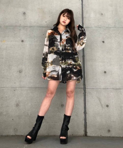 ENVYM（アンビー）の「アートプリントルーズＳＨ（シャツ/ブラウス・レディース・ブラック/マルチ・FREE）」の9枚目の写真