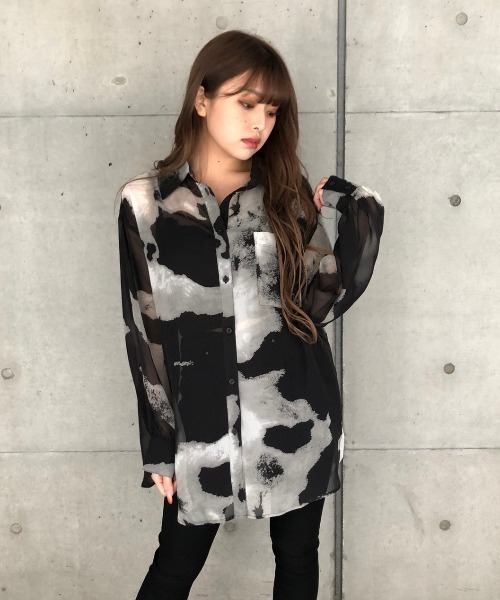 ENVYM（アンビー）の「アートプリントルーズＳＨ（シャツ/ブラウス・レディース・ブラック/マルチ・FREE）」の3枚目の写真