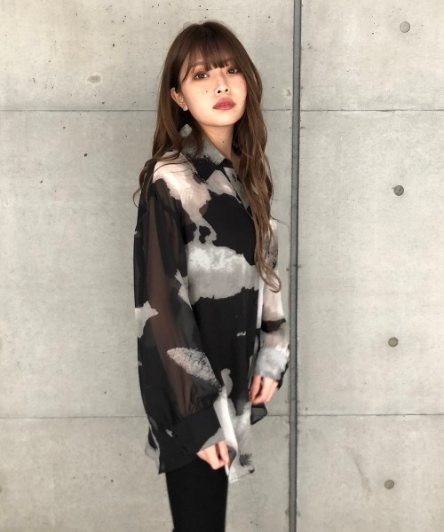 ENVYM（アンビー）の「アートプリントルーズＳＨ（シャツ/ブラウス・レディース・ブラック/マルチ・FREE）」の8枚目の写真