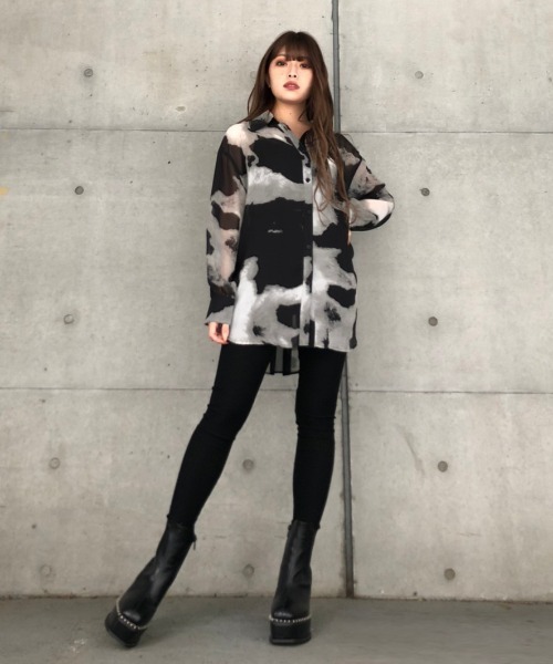 ENVYM（アンビー）の「アートプリントルーズＳＨ（シャツ/ブラウス・レディース・ブラック/マルチ・FREE）」の13枚目の写真