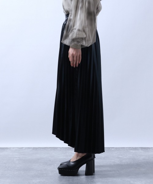 HARE プリーツ　ロングスカート　ブラックコーデ　美品　ハレ HARE（ハレ）の「シャイニーアシメプリーツスカート(HARE