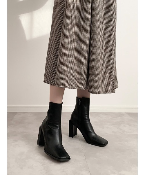 amel（エイメル）の「スクエアトゥヒールブーツ（ブーツ・レディース・ブラック・23.5cm/24.5cm/23.0cm/24.0cm）」の2枚目の写真