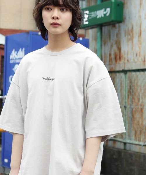 Mark Gonzales（マーク・ゴンザレス）の「Mark Gonzales / マークゴンザレス 別注 コラボ オーバーサイズ ヘビーウェイト 刺繍 ロゴ ビッグシルエット プリント Tシャツ（Tシャツ/カットソー・メンズ・ホワイト系その他/ブラック系その他/グレー系その他/ブルー系その他/ホワイト系その他2/ホワイト系その他3/ホワイト系その他4/ブラック系その他2/グレー系その他2/ブルー系その他2/ホワイト系その他5/ブラック系その他3・MEDIUM/LARGE）」の4枚目の写真