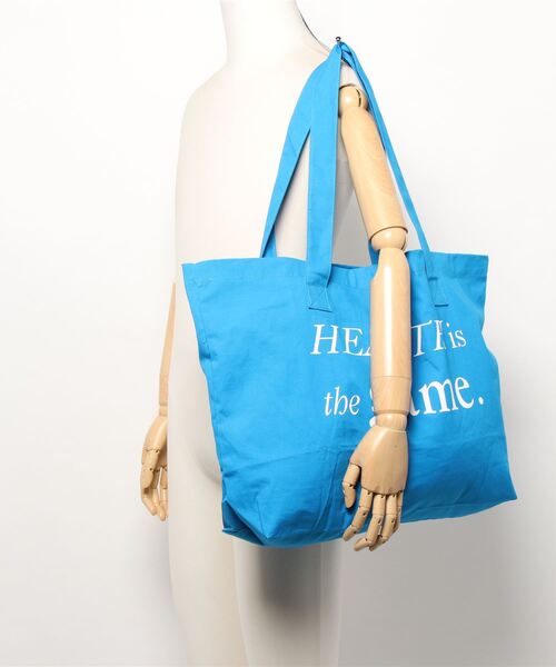 NERGY（ナージー）の「【YEAR OF OURS】ロゴプリントビッグトートバッグ（トートバッグ・レディース・ブルー・FREE）」の7枚目の写真
