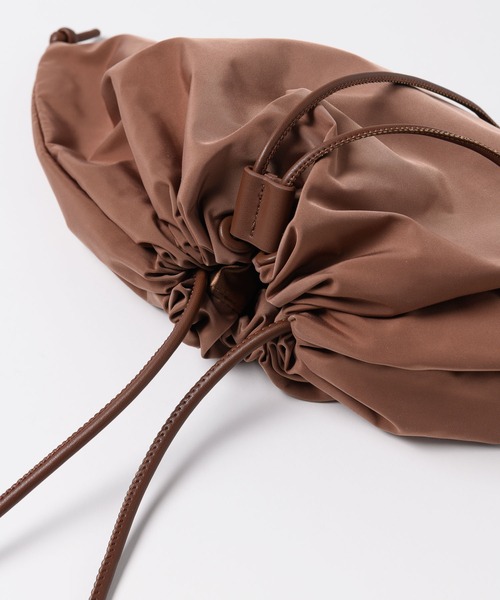 LA BELLE ETUDE（ラベルエチュード）の「【le vernis】ワイド巾着（ショルダーバッグ・レディース・ブラウン/アイボリー・FREE）」の10枚目の写真