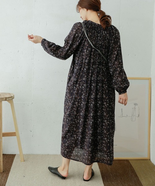 URBAN RESEARCH DOORS（アーバンリサーチドアーズ）の「コットンアラベスクプリントワンピース（ワンピース・レディース・ネイビー/ブラウン・ONE）」の18枚目の写真