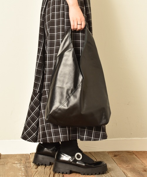 SVEC（シュベック）の「ミニマル トライアングル トートバッグ（トートバッグ・レディース・ブラック/ホワイト/ブラウン/アイボリー・FREE）」の21枚目の写真