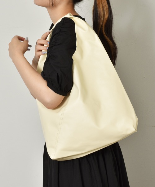 SVEC（シュベック）の「ミニマル トライアングル トートバッグ（トートバッグ・レディース・ブラック/ホワイト/ブラウン/アイボリー・FREE）」の5枚目の写真