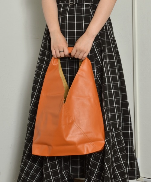 SVEC（シュベック）の「ミニマル トライアングル トートバッグ（トートバッグ・レディース・ブラック/ホワイト/ブラウン/アイボリー・FREE）」の10枚目の写真