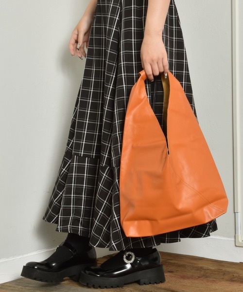 SVEC（シュベック）の「ミニマル トライアングル トートバッグ（トートバッグ・レディース・ブラック/ホワイト/ブラウン/アイボリー・FREE）」の16枚目の写真