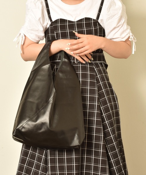 SVEC（シュベック）の「ミニマル トライアングル トートバッグ（トートバッグ・レディース・ブラック/ホワイト/ブラウン/アイボリー・FREE）」の17枚目の写真