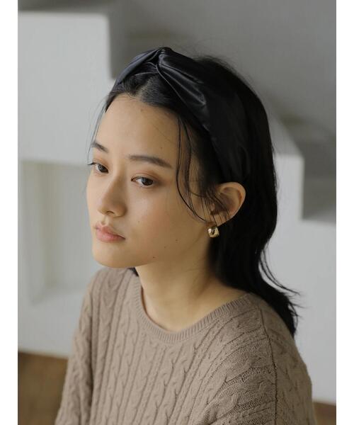 AMERICAN HOLIC（アメリカンホリック）の「フェイクレザークロスカチューシャ（その他ヘアアクセサリー・レディース・ブラック/ベージュ・FREE）」の3枚目の写真