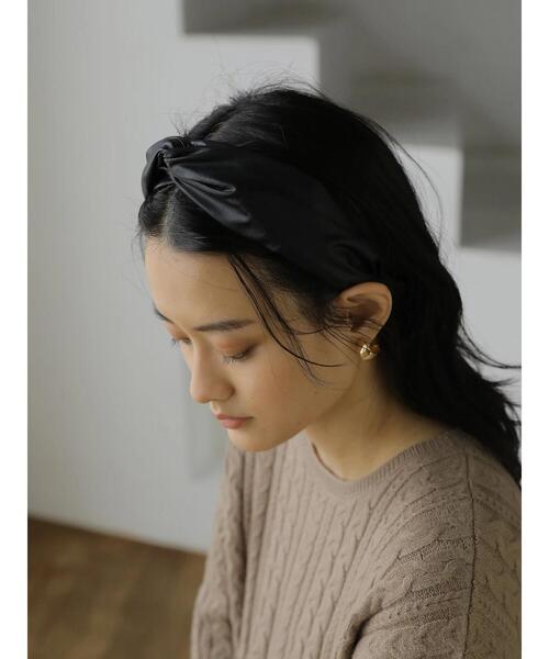 AMERICAN HOLIC（アメリカンホリック）の「フェイクレザークロスカチューシャ（その他ヘアアクセサリー・レディース・ブラック/ベージュ・FREE）」の6枚目の写真