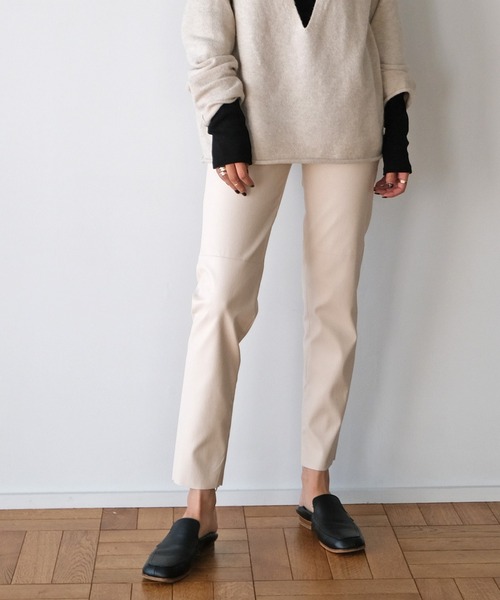 AKTE（アクテ）の「フェイクレザースリムパンツ（その他パンツ・レディース・ホワイト/ブラック・SHORT/TALL）」の2枚目の写真