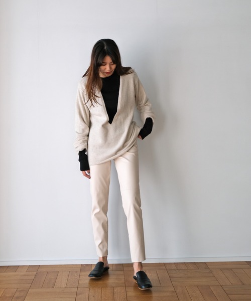 AKTE（アクテ）の「フェイクレザースリムパンツ（その他パンツ・レディース・ホワイト/ブラック・SHORT/TALL）」の3枚目の写真