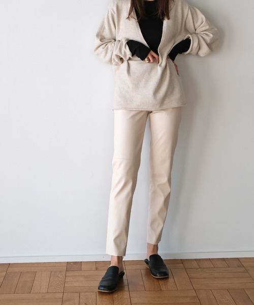 AKTE（アクテ）の「フェイクレザースリムパンツ（その他パンツ・レディース・ホワイト/ブラック・SHORT/TALL）」の4枚目の写真