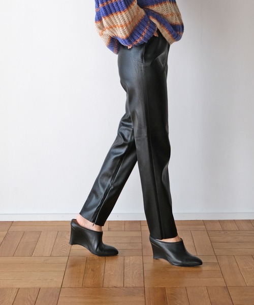 AKTE（アクテ）の「フェイクレザースリムパンツ（その他パンツ・レディース・ホワイト/ブラック・SHORT/TALL）」の9枚目の写真