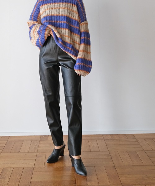 AKTE（アクテ）の「フェイクレザースリムパンツ（その他パンツ・レディース・ホワイト/ブラック・SHORT/TALL）」の11枚目の写真