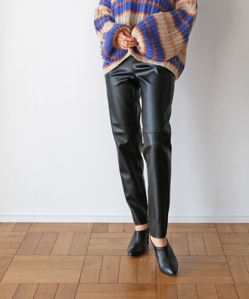 AKTE（アクテ）の「フェイクレザースリムパンツ（その他パンツ・レディース・ホワイト/ブラック・SHORT/TALL）」の12枚目の写真