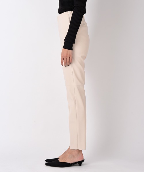 AKTE（アクテ）の「フェイクレザースリムパンツ（その他パンツ・レディース・ホワイト/ブラック・SHORT/TALL）」の18枚目の写真