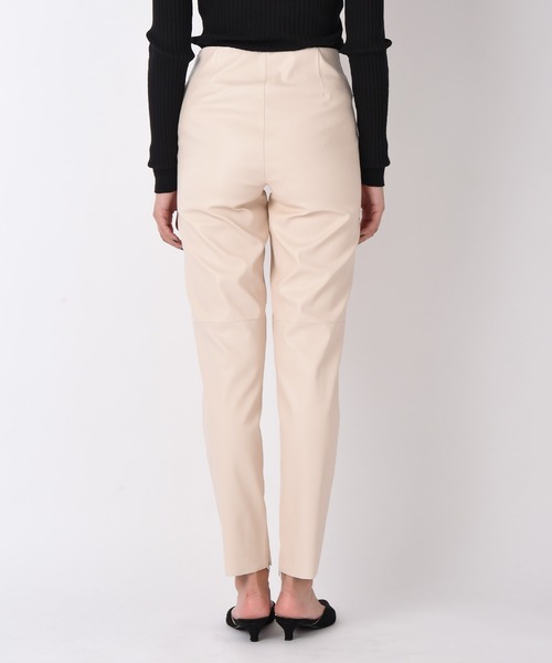 AKTE（アクテ）の「フェイクレザースリムパンツ（その他パンツ・レディース・ホワイト/ブラック・SHORT/TALL）」の19枚目の写真