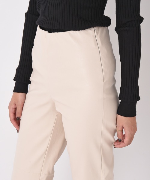 AKTE（アクテ）の「フェイクレザースリムパンツ（その他パンツ・レディース・ホワイト/ブラック・SHORT/TALL）」の20枚目の写真